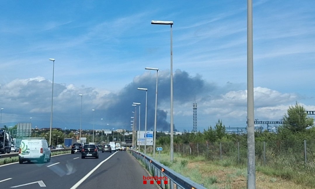 Declarado un incendio en la nave industrial de Honda en Santa Perpètua (Barcelona)