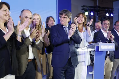 El líder separatista y candidato del partido Junts per Catalunya, Carles Puigdemont (en el centro), valora los resultados en las elecciones, en la ciudad francesa de Argelès-sur-Mer (Francia).