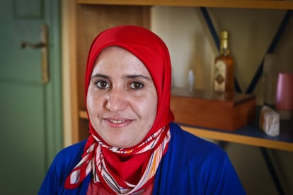 En Marruecos, la tasa de analfabetismo es del 33%: el 24% de los hombres frente al 42,4% de las mujeres. "La brecha de género es especialmente pronunciada en cuanto a la participación de las mujeres en la vida política del país", denuncia la Coordinadora Estatal de Comercio Justo España, organizadora de una exposición sobre el tema en la estación de tren Puerta de Atocha Almudena Grandes. <p>Amina Ait Taleb, presidenta de una de las cooperativas integradas en Targanine, dice: “La mayoría de las mujeres de nuestra aldea proviene de familias pobres. Cuando creamos la cooperativa, los hombres no estaban de acuerdo en que nosotras pudiéramos salir de casa y trabajar. Gracias a las asociaciones, a los talleres de formación y también al apoyo de instituciones, hemos sido capaces de cambiar mentalidades y convencer tanto a las mujeres como a sus maridos de este cambio". No fue fácil, reconoce. Pero les ayudó conocer el trabajo de otras. "Al ver que hay mujeres que ya producen y comercializan aceite de argán, comprueban que el cambio es posible y que ellas también pueden conseguir lo mismo”.</p>