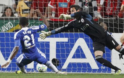 Kalou puso la eliminatoria de cara con su gol al Benfica en el Estadio da Luz (0-1). En la vuelta, el Benfica rozó la proeza, pero acabó sucumbiendo a un zambombazo de Raul Meireles (2-1).