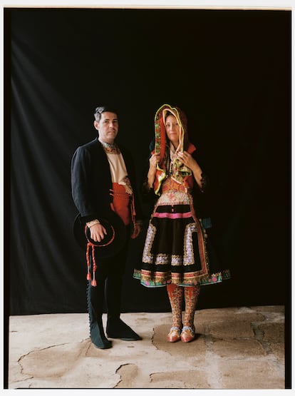 Alfonso Fernández, con traje de fiesta, y Dori Ropero, con guardapiés de paño fino y mandil color clavo.