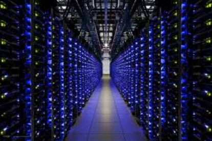 Fotografía cedida que muestra el centro de datas del gigante de internet Google, que abrió una ventana al interior de sus enigmáticos centros de datos, el corazón de la compañía donde se alojan físicamente los correos de Gmail, los videos de YouTube y su omnipresente motor de búsqueda.