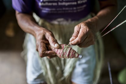 Las manos de Maria Delina de Jesus preparan pacientemente las bobinas de hilo que serán usadas en la confección de hamacas y otros productos textiles tradicionales en la sede de la asociación de artesanos kirirí en la aldea Segredo.
