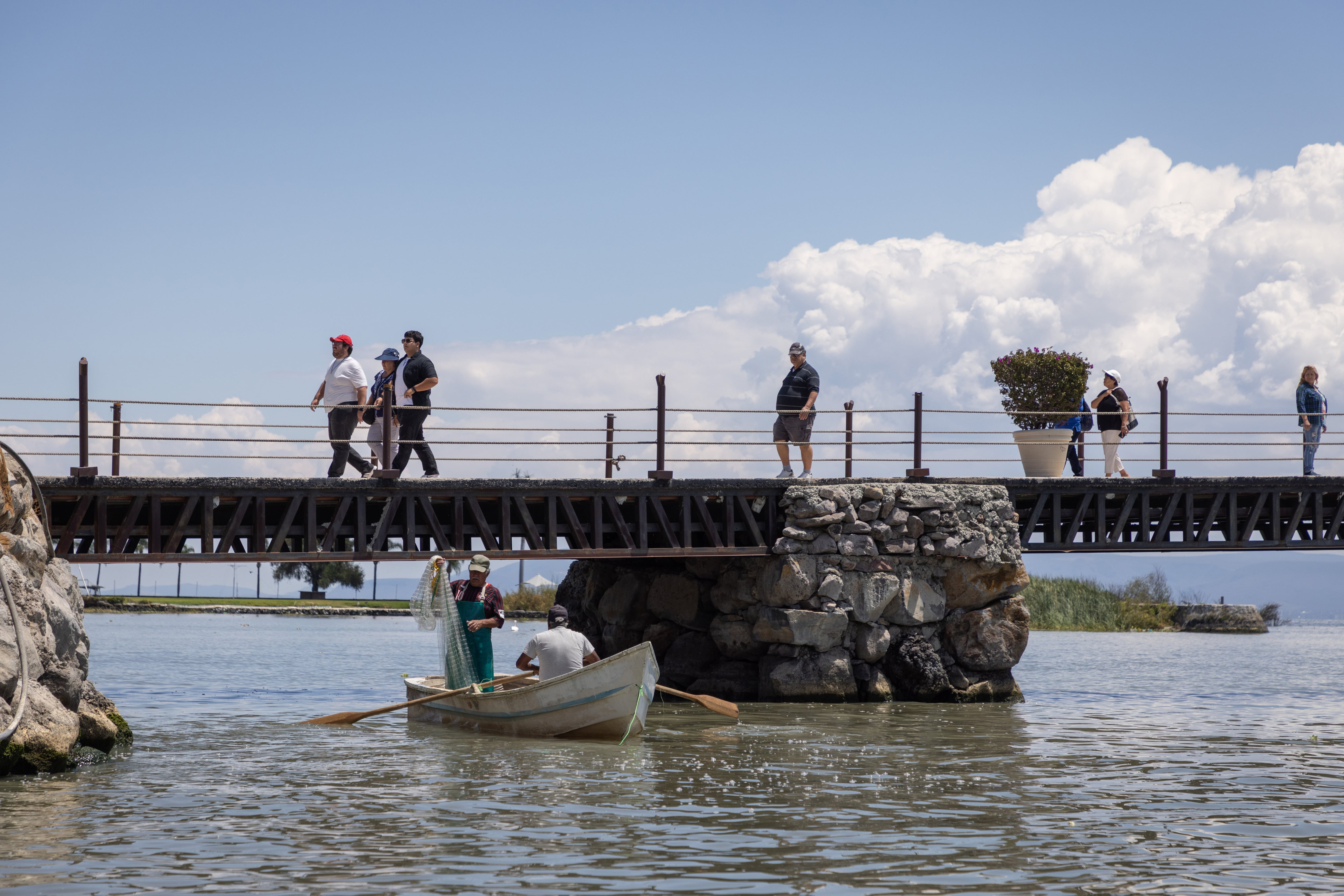 Pescadores y turistas en el Malecón del Lago de Chapala, el 31 de marzo.