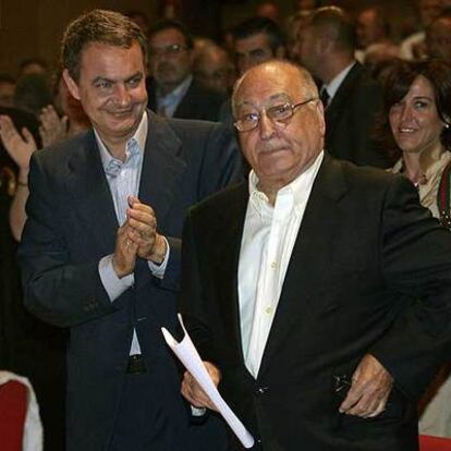 El presidente del Gobierno aplaude a Nicolás Redondo en el homenaje al ex líder de UGT.