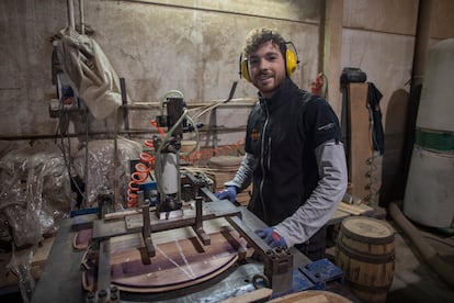 Antonio Arcas, 23 años. Trabaja en la zona de carpintería, afinando los fondos, es decir, en el engavillado.