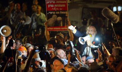 El rabino Shlomo Aviner interviene contra la evacuaci&oacute;n de colonos de Gaza, en 2005.  