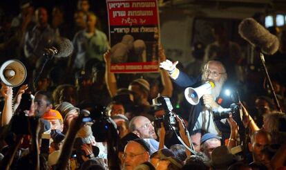 El rabino Shlomo Aviner interviene contra la evacuación de colonos de Gaza, en 2005.