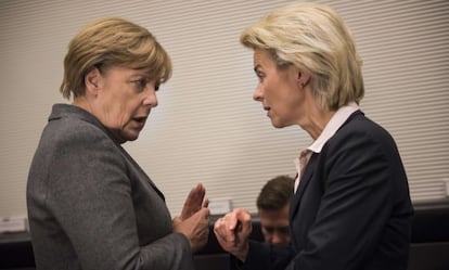 La canciller alemana, Angela Merkel (izquierda), habla con al ministra de Defensa, Ursula von der Leyen, este jueves en Berlín.