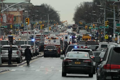 Vehículos de la policía y de los servicios de emergencias, en una calle cercana a la estación de metro de Brooklyn donde se ha producido el suceso. Las tres líneas que dan servicio a la estación han registrado considerables retrasos.