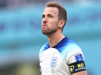 Harry Kane durante el partido ante Irán con un brazalete en contra de la discriminación.