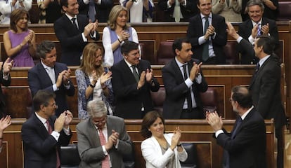 El Gobierno y los diputados del PP aplauden a su portavoz parlamentario, Rafael Hernando.