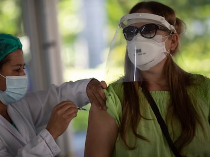 Profissional de saúde aplica uma dose da vacina da AstraZeneca/Oxford em uma mulher na Universidade Federal do Rio de Janeiro, no último 2 de junho.