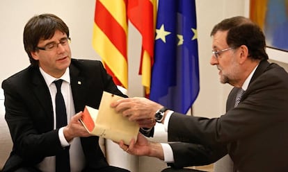 Mariano Rajoy regala a Carles Puigdemont un ejemplar del 'Qiujote'.