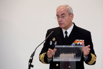 El jefe del Estado Mayor de la Armada, almirante Teodoro López Calderón, durante su encuentro con la prensa.