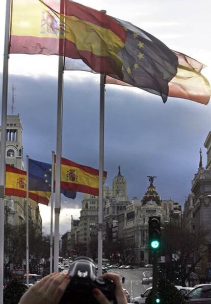 Cibeles, con las banderas de la UE y de España.