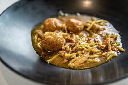 Fideos de Porreres con conejo, perdiz, faisán y albóndigas de pollo campero.