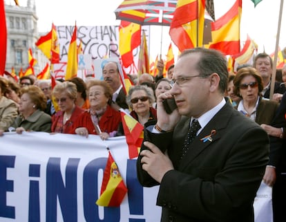El entonces presidente de la Asociación de Víctimas del Terrorismo, Francisco José Alcaraz, hoy diputado de Vox, durante una manifestación convocada por el PP en Madrid contra las "cesiones a ETA" en 2007.