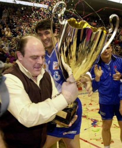Equisoain levanta junto a Garralda, capitán, el primer título de Liga del club, en 2002.