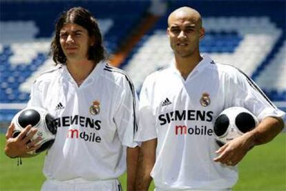 Pablo García (izquierda) y Diogo posan con el uniforme de su nuevo equipo en el Santiago Bernabéu.