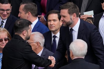 El presidente ucranio, Volodímir Zelenskyy (a la izquierda), saluda al vicepresidente de EE UU, J. D. Vance, ante la mirda del secretario de Estado de EE UU, Marcos Rubio.