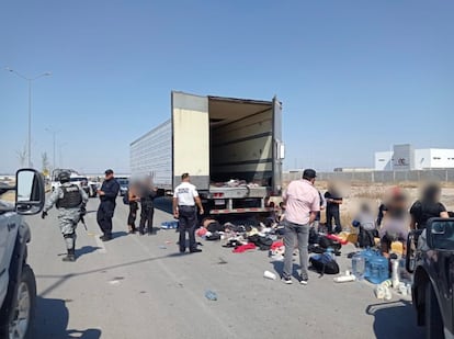 Migrantes abandonados en trailer en Coahuila