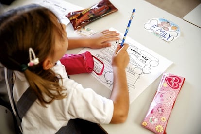 Una niña en su aula del colegio público Cortes de Cádiz de Madrid el pasado septiembre.