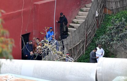 Fotos del lado marroquí, muy cerca de la valla de Ceuta, con dos agentes de la gendarmería marroquí y un grupo de personas examinando una vivienda, apenas dos días después de descubrirse la existencia de un narcotúnel.