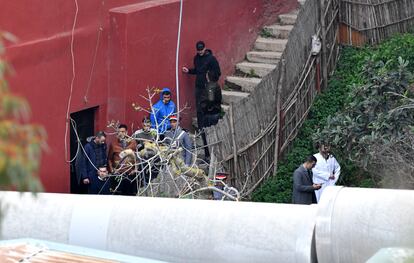 Fotos del lado marroqu, muy cerca de la valla de Ceuta, con dos agentes de la gendarmera marroqu y un grupo de personas examinando una vivienda, apenas dos das despus de descubrirse la existencia de un narcotnel.