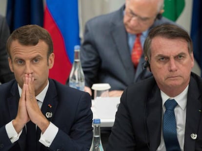 El presidente francés, Emmanuel Macron, y el presidente de Brasil, Jair Bolsonaro durante la cumbre del G20 en Osaka en junio pasado.