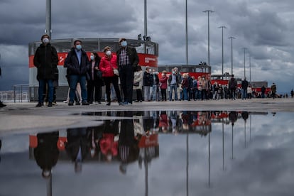 Cientos de personas hacen cola para ponerse la vacuna contra la covid-19 en el estadio Wanda Metropolitano de Madrid, este viernes.