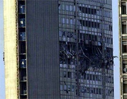 Imagen del edificio contra el que se ha estrellado una avioneta con matrícula suiza en Milán.