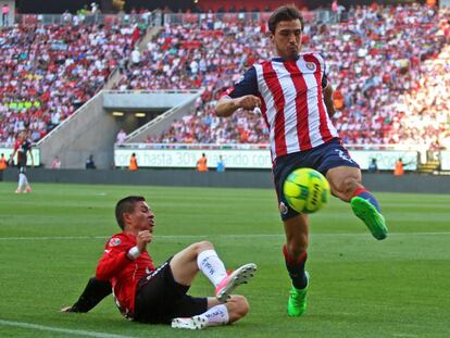 Oswaldo Alan&iacute;s (d) durante un partido con Chivas. 