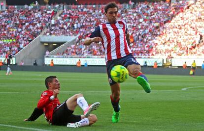 Oswaldo Alanís (d) durante un partido con Chivas.