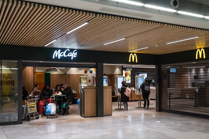 El McDonalds de la T-4 del aeropuerto de Madrid-Barajas, durante la noche del sábado 18 de enero, cuando María y Sebastián todavía dormían en la terminal.