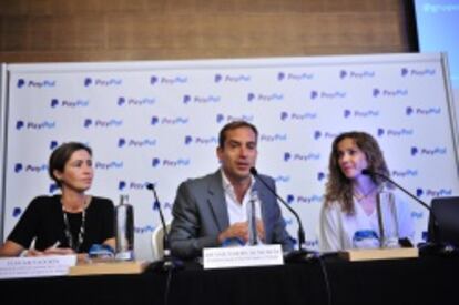 Estanis Martín de Nicolás, director general de PayPal en España, presenta PassPort en compañía de Elsa Salvadores (Cámara de Comercio) y Patricia Benito de Mateo (Cortefiel).
