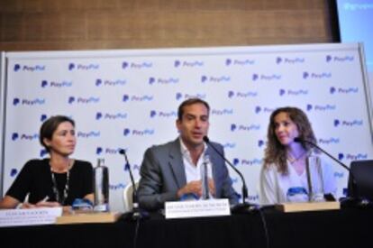 Estanis Mart&iacute;n de Nicol&aacute;s, director general de PayPal en Espa&ntilde;a, presenta PassPort en compa&ntilde;&iacute;a de Elsa Salvadores (C&aacute;mara de Comercio) y Patricia Benito de Mateo (Cortefiel).