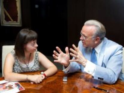 El presidente de La Caixa y de la Obra Social La Caixa, Isidro Fain&eacute;, conversa con una joven con s&iacute;ndrome de Down, beneficiaria de uno de los proyectos sociales de la entidad financiera.