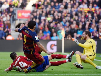 Su&aacute;rez marca el segundo gol al Atl&eacute;tico.