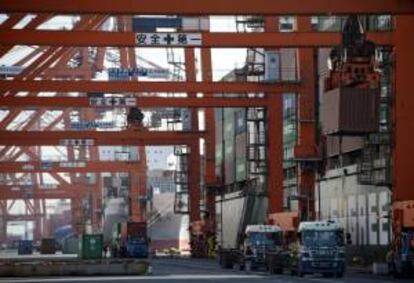 Vista de un buque de carga atracado en el puerto de Tokio, en Japón. EFE/Archivo