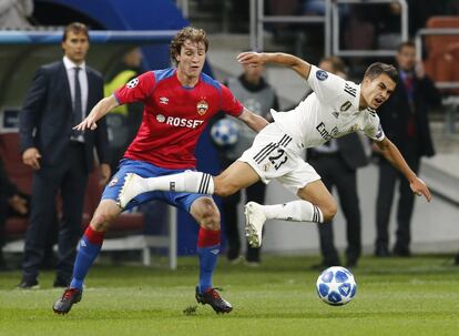 El defensa del CSKA, Mario Fernandes, lucha con el defensa del Real Madrid, Sergio Reguilón, por hacerse con la posesión del balón en una acción del partido.