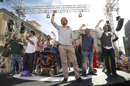 Pablo Iglesias en la Puerta del Sol de Madrid junto a otros miembros de Podemos en una concentración en apoyo a la moción de censura contra Mariano Rajoy.