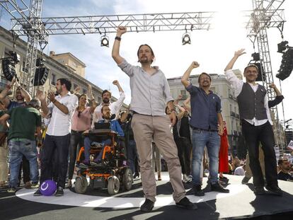 Pablo Iglesias en la Puerta del Sol de Madrid junto a otros miembros de Podemos en una concentraci&oacute;n en apoyo a la moci&oacute;n de censura contra Mariano Rajoy.