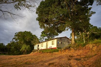 Casa de la familia de Drica en la comunidad Tapagem, sobre el río Trombetas, durante el amanecer.