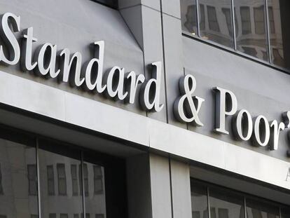 S&P revisa a positiva la nota de BBVA y Santander Consumer