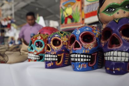 Vista general de la artesanía expuesta en las carpas de la Feria de las Culturas Indígenas, en Ciudad de México, que estará abierta hasta el 2 de septiembre.