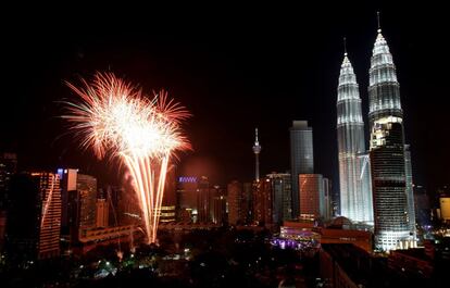 Las torres Petronas de Kuala Lumpur, capital de Malasia, se iluminan para recibir el nuevo año.