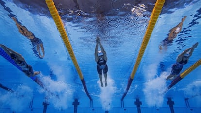 Mireia Belmonte (centro) compite en los 400m estilo. La nadadora española aprovecha el bajo nivel de la prueba y la retirada de figuras importantes para clasificarse tercera (4m 35,88s).