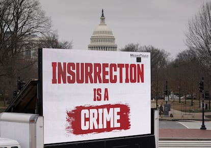Mensaje "la insurrección es un delito", ante el Capitolio.