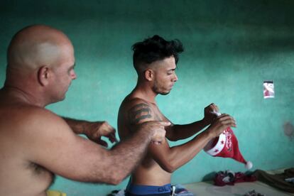 Un emigrante cubano con un sombrero de Papá Noel en un refugio temporal en la localidad de La Cruz, cerca de la frontera entre Costa Rica y Nicaragua.